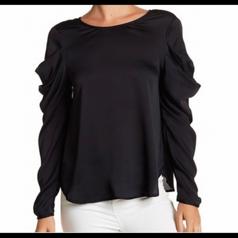 RO & DE blouse w/ ruched sleeve & button down back